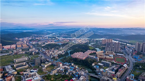 伏龙江旁的隆回工业园