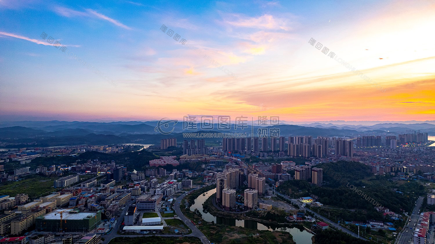 伏龙江旁的工业园