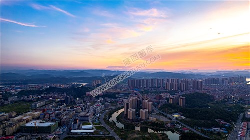 伏龙江旁的工业园