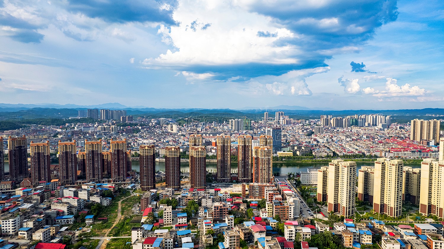 江语城后面的紫阳村