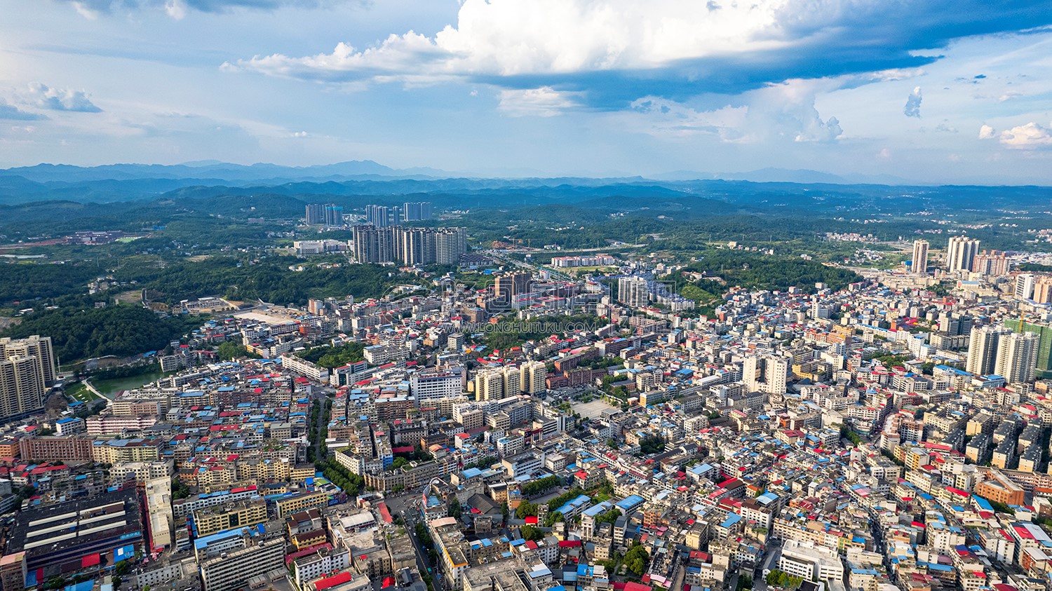 隆回县城中心九龙广场方向