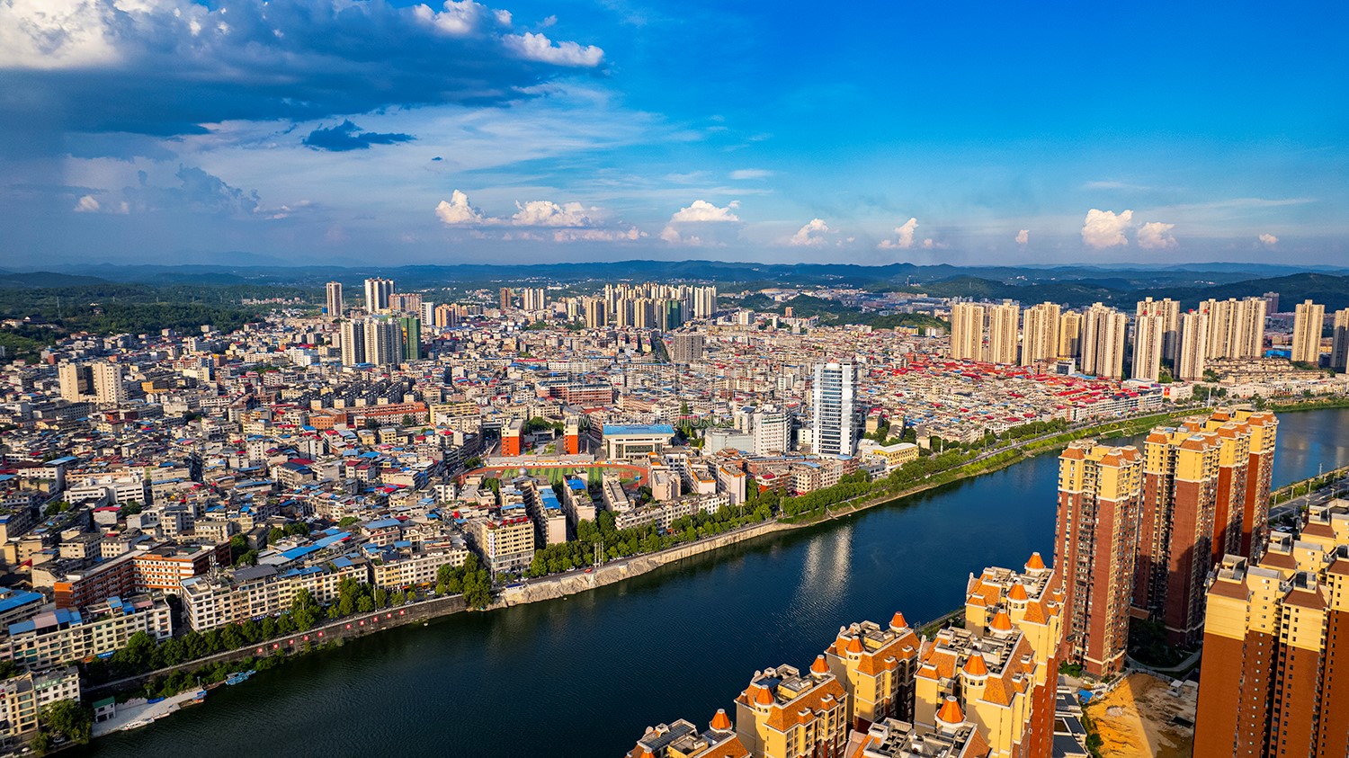 赧水河畔的隆回县城