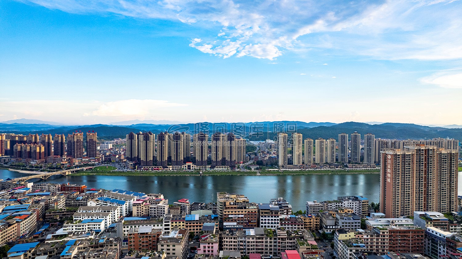 三农市场赧水河畔