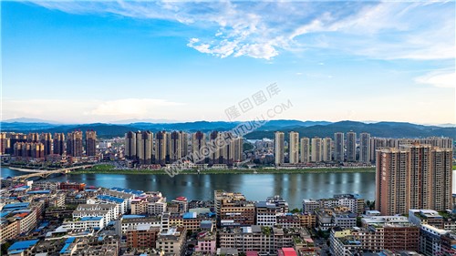 三农市场赧水河畔