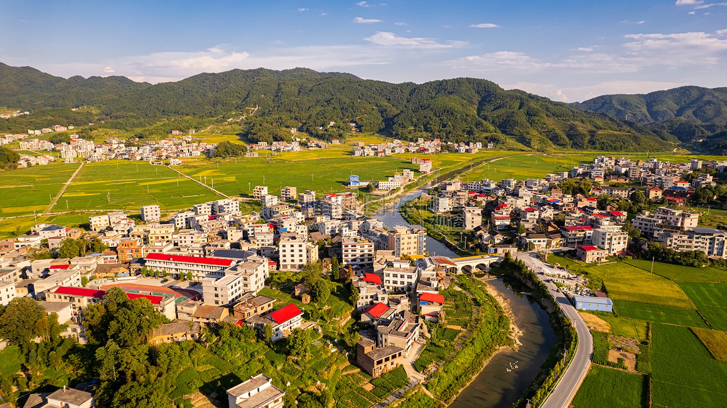 高平镇河岸两旁