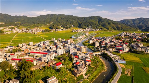 高平镇河岸两旁