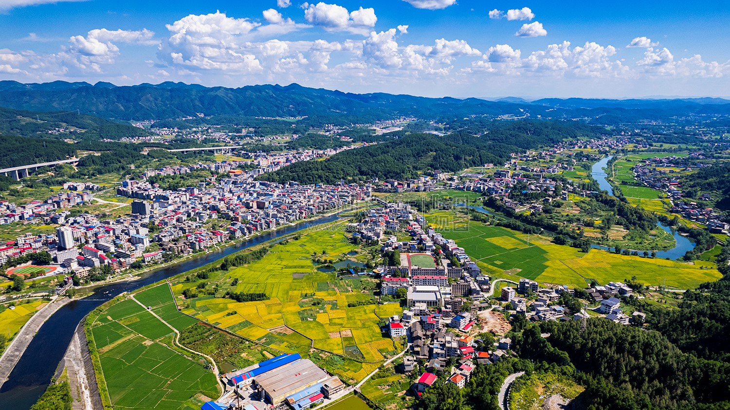 水库下的六都寨镇