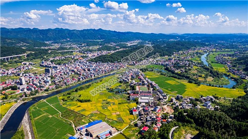 水库下的六都寨镇