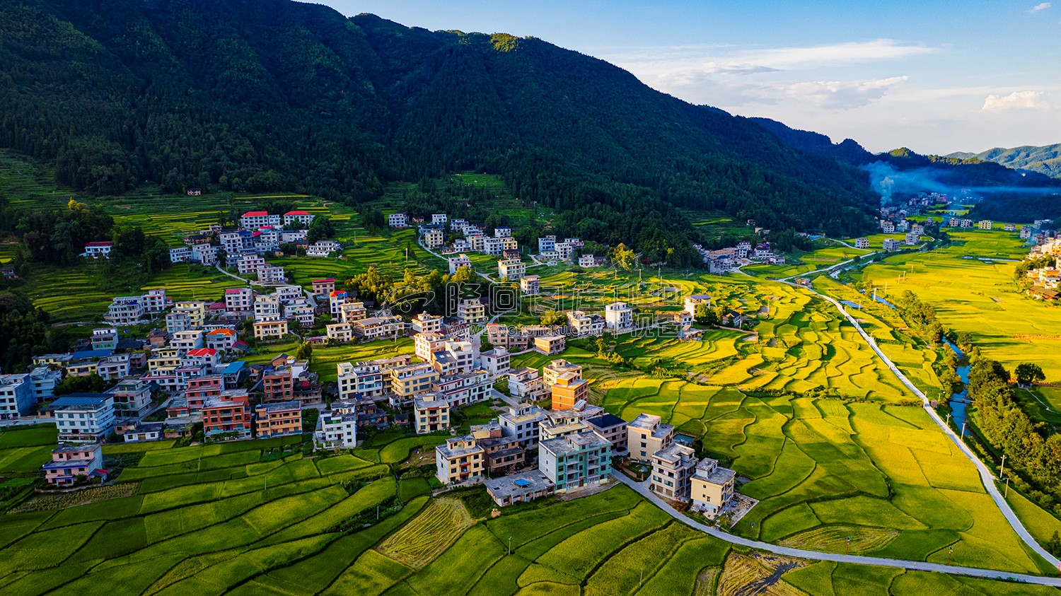 洞塘村乡村日落稻田美景
