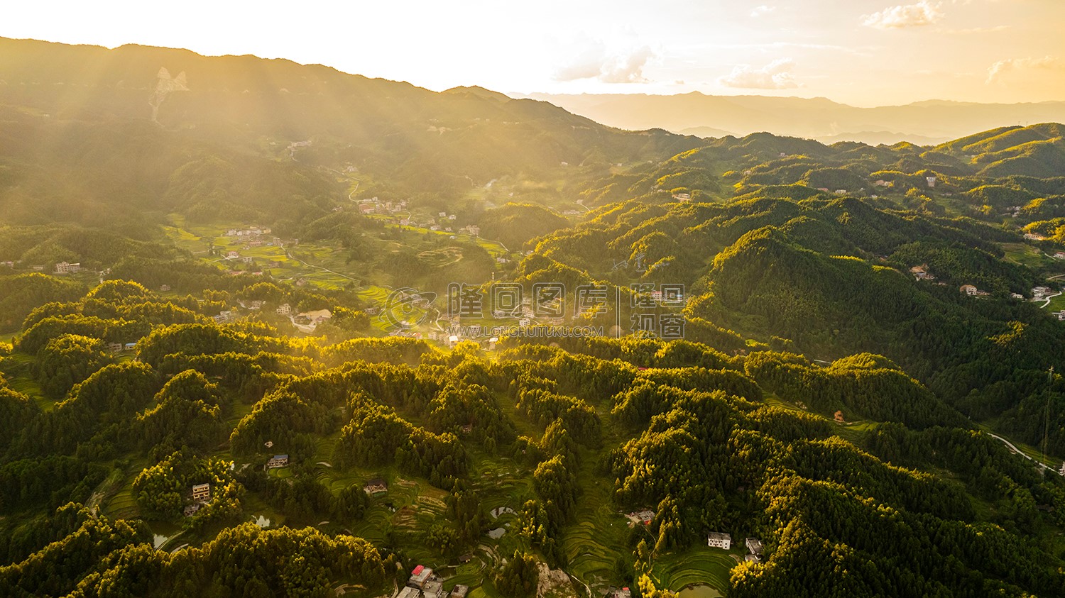 望云山下的洞塘村村落风光
