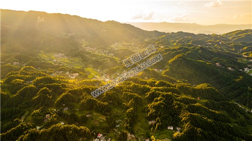 望云山下的洞塘村村落风光