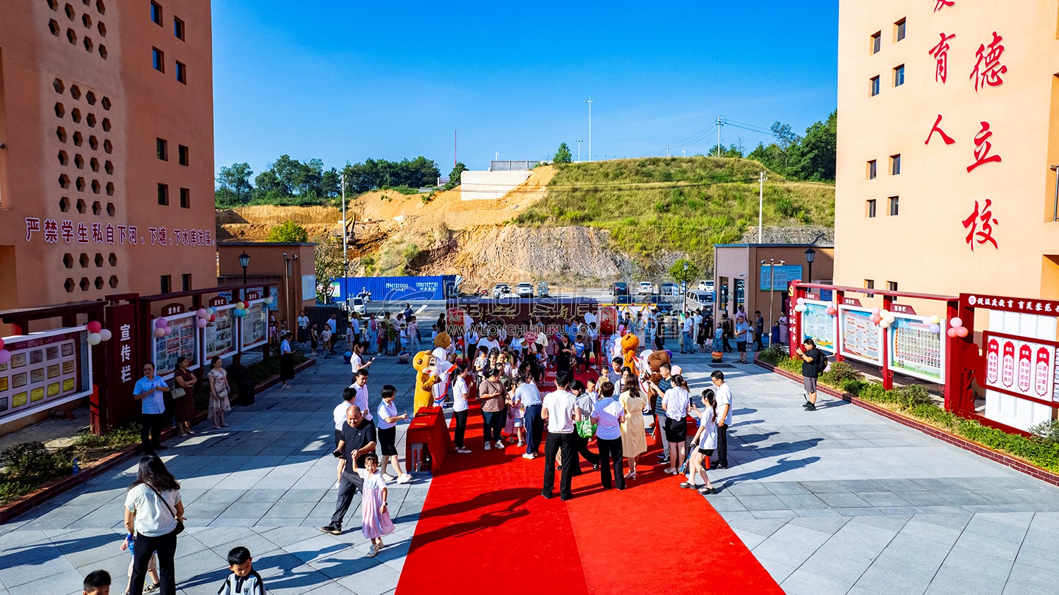 校门口举行欢迎仪式