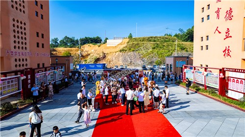 校门口举行欢迎仪式