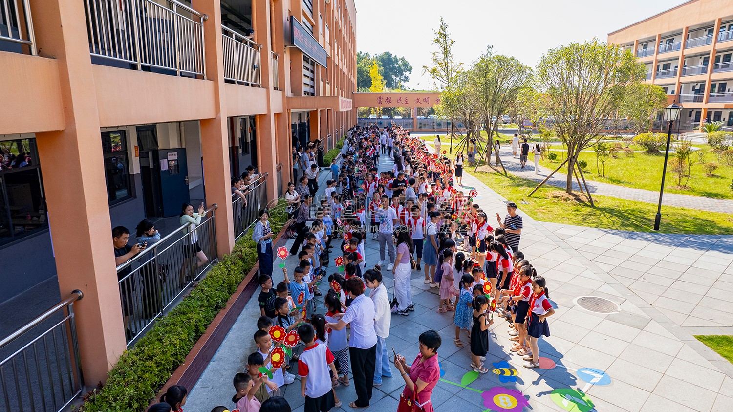 隆回芙蓉学校同学迎接新同学