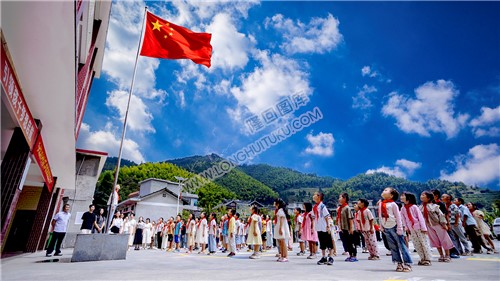 金石桥镇中银学校的升旗仪式