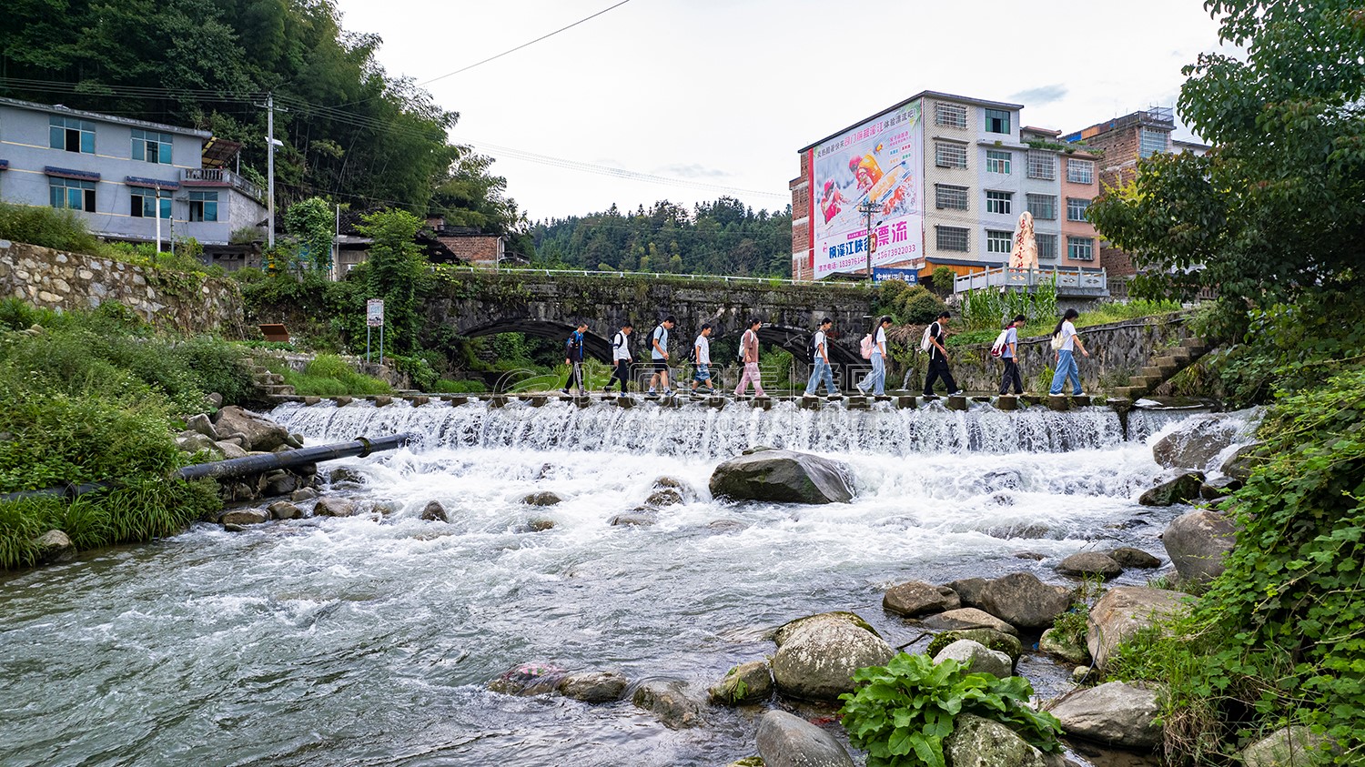 黄金井石拱桥下的踏水桥