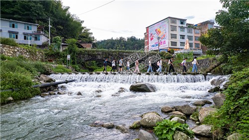 黄金井石拱桥下的踏水桥