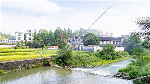 云溪水旁的贺家祠堂