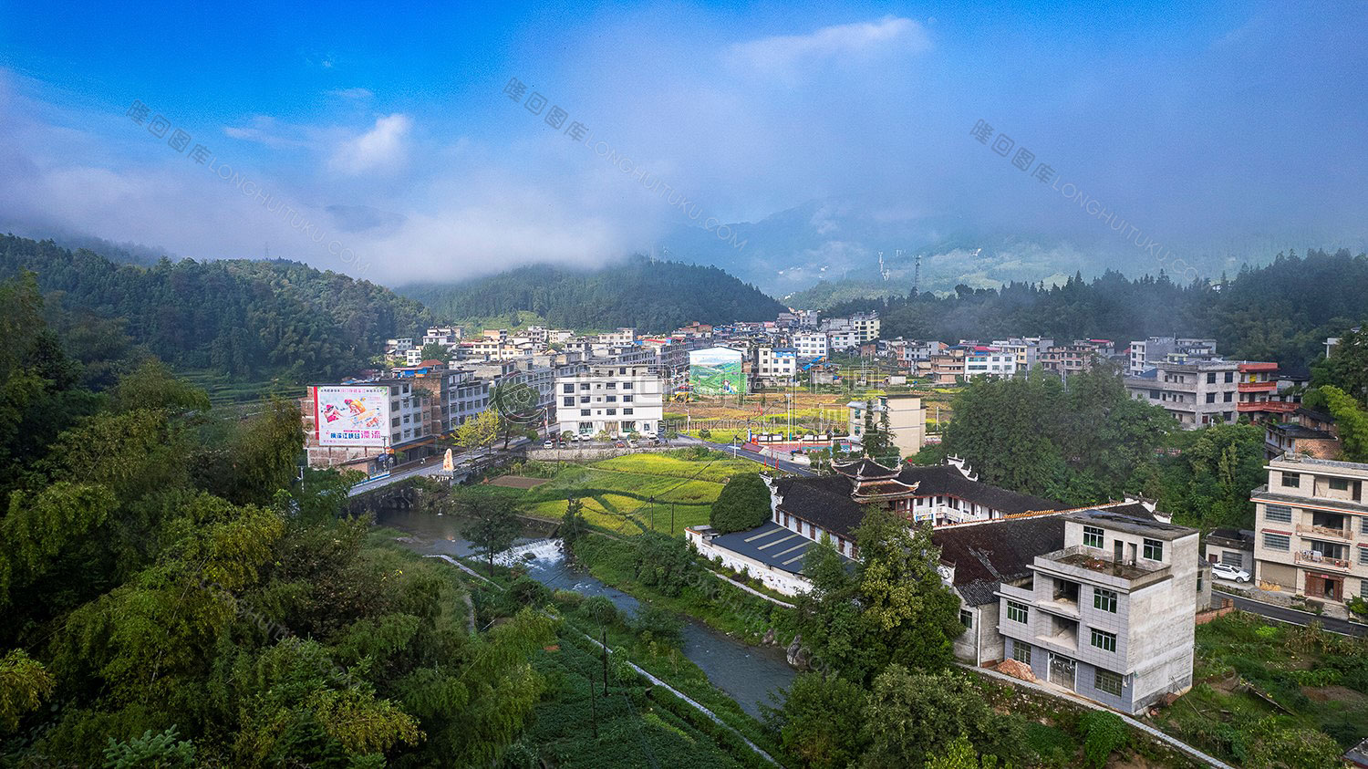 云溪水旁的黄金井村