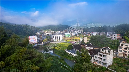 云溪水旁的黄金井村