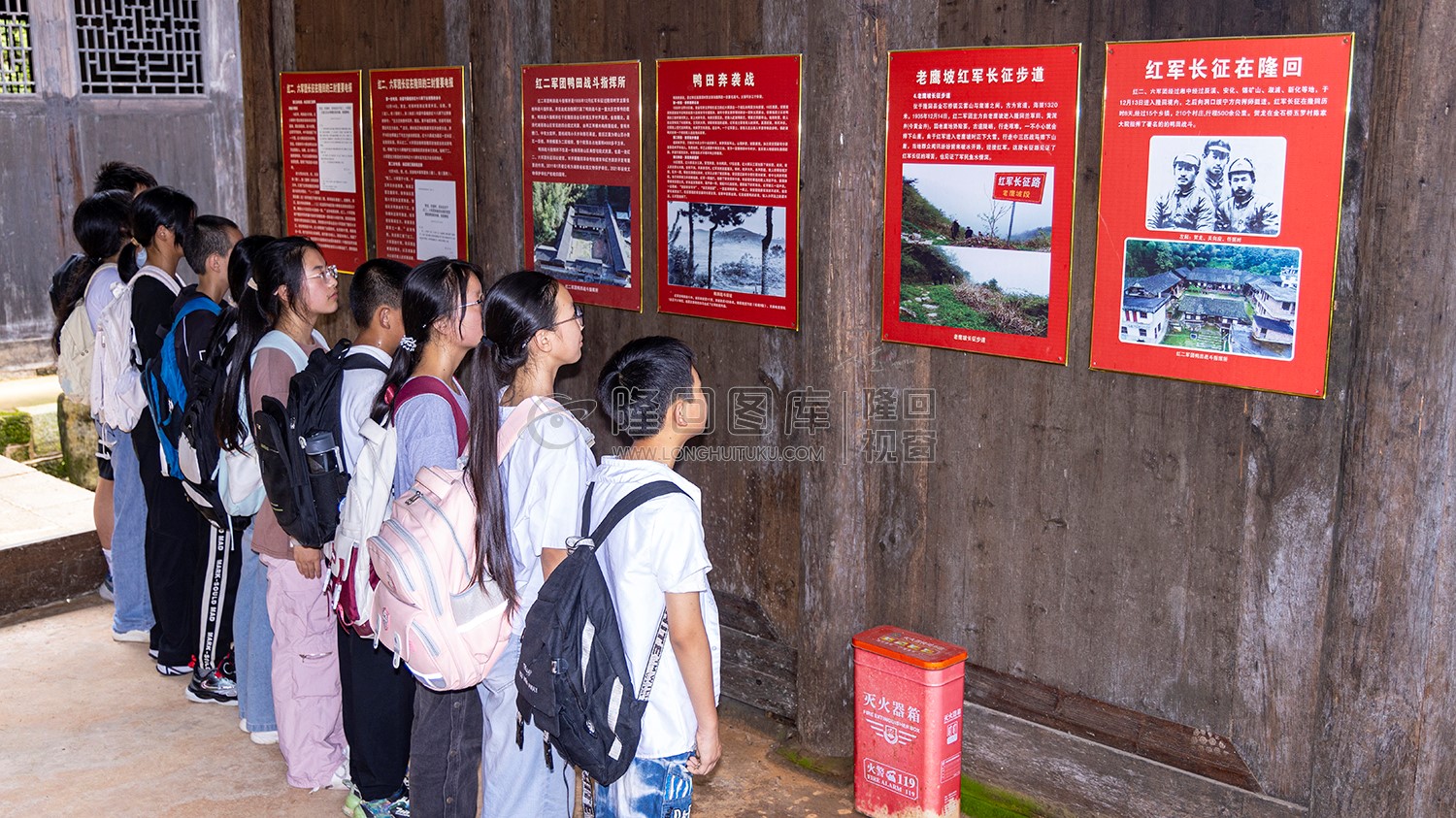 黄金井中学学生们在鸭田战斗指挥所