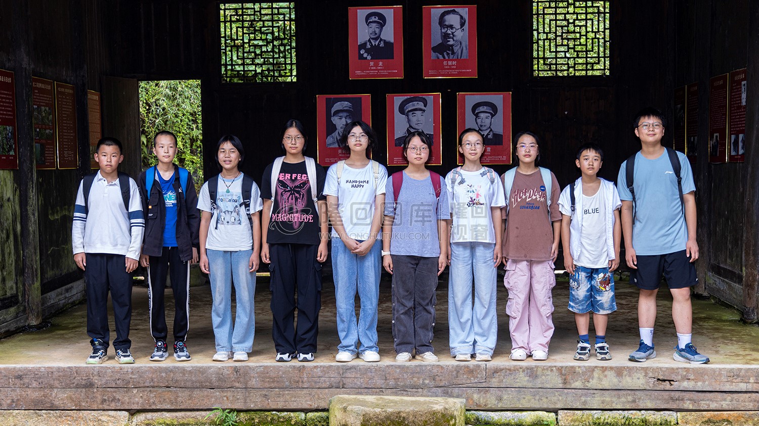 黄金井中学学生们在鸭田战斗指挥所合影