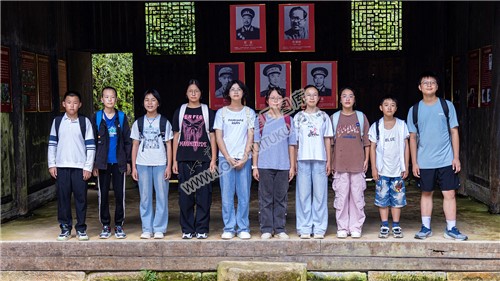 黄金井中学学生们在鸭田战斗指挥所合影