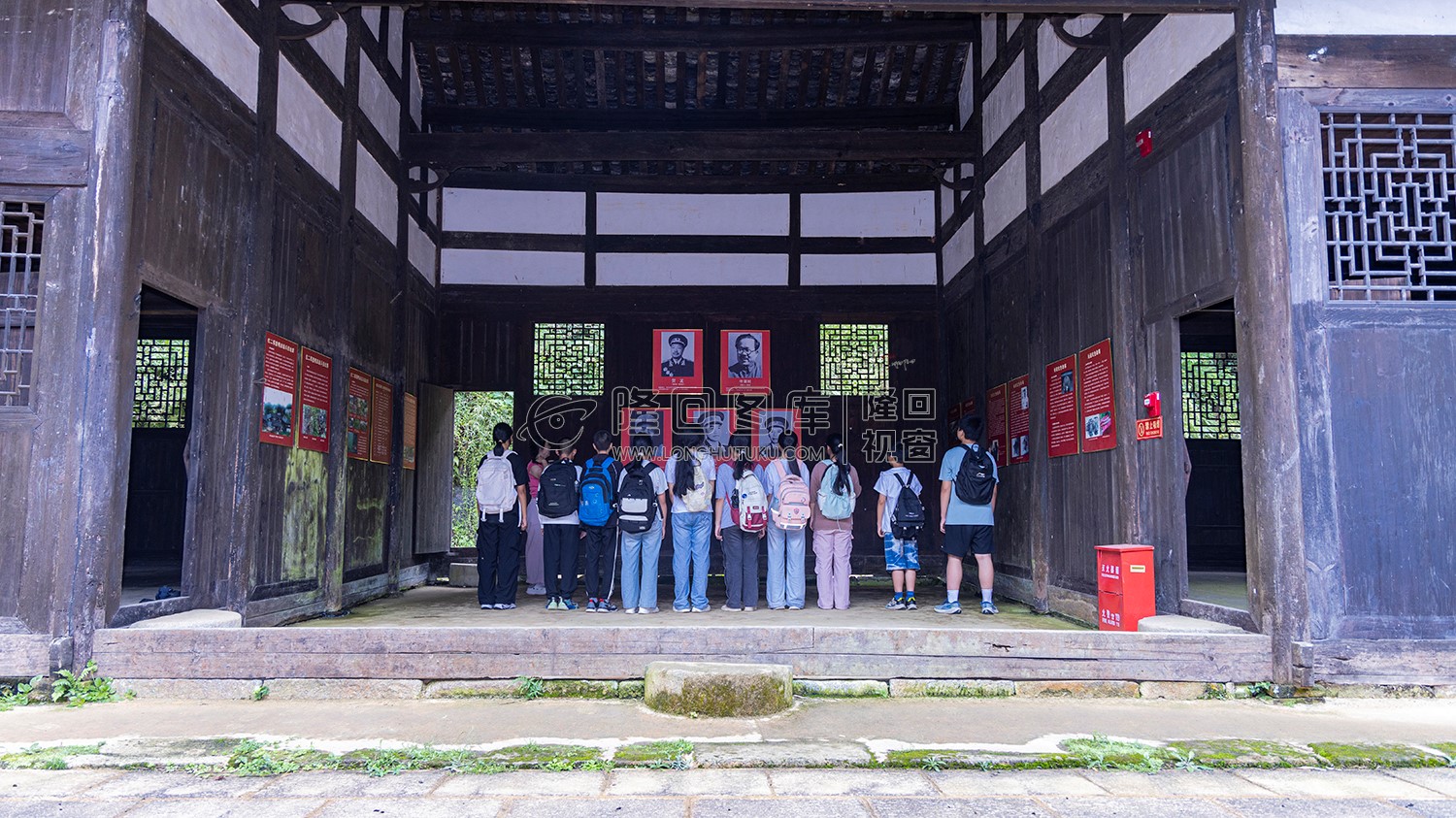 学生们瞻仰红色文化