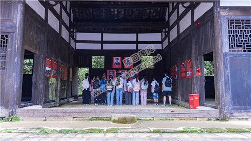 学生们瞻仰红色文化