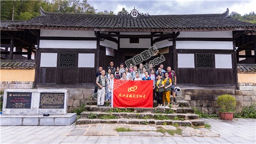 隆回摄影协会在鸭田战斗指挥所合影