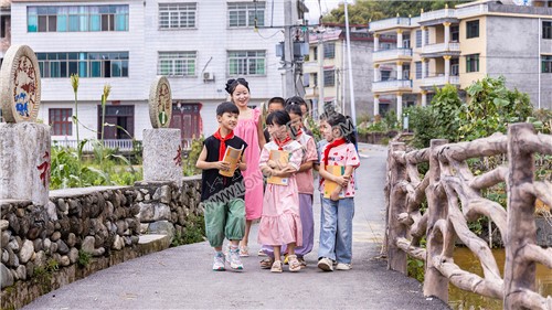黄金井小学的老师与学生们