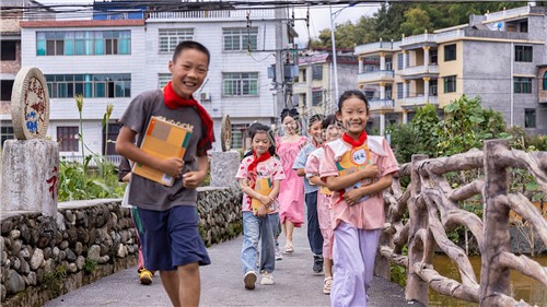 黄金井小学的老师与学生们