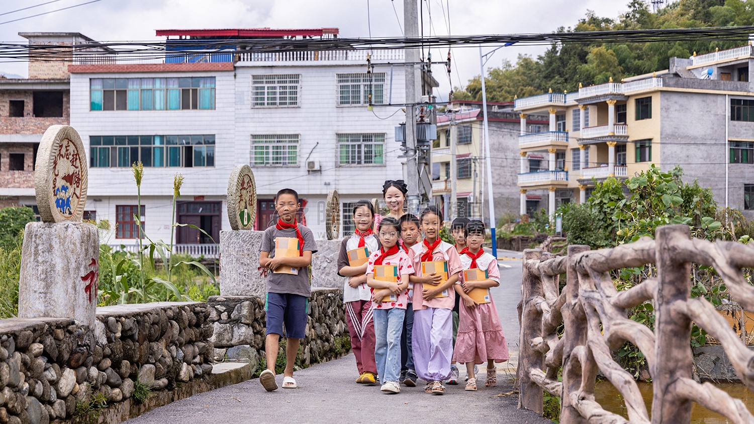 黄金井小学的老师与学生们