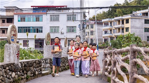 黄金井小学的老师与学生们