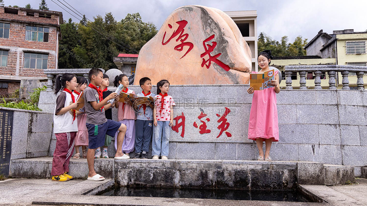 黄金井老师带学生在红军井阅读