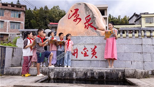 黄金井老师带学生在红军井阅读