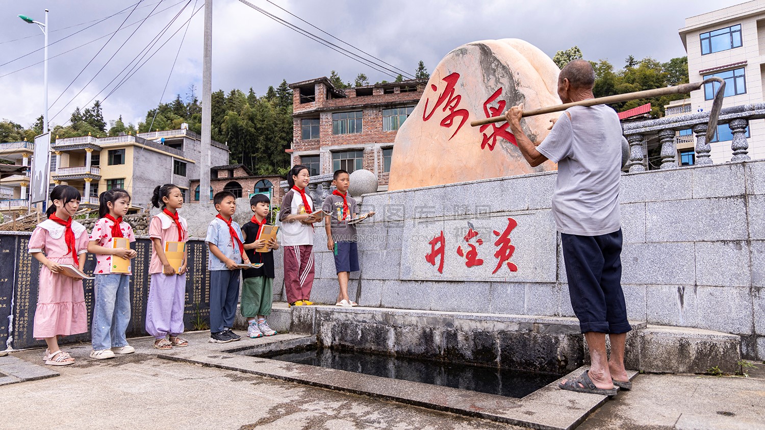 老人给学生讲述红军井的故事