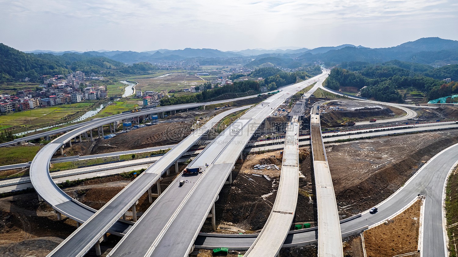 工人清理高架桥面