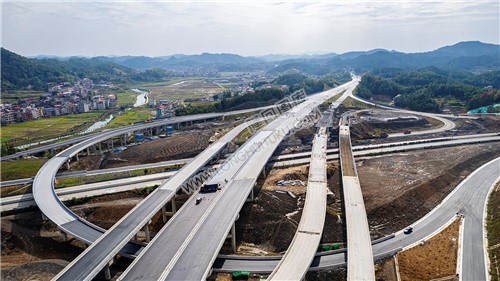 工人清理高架桥面