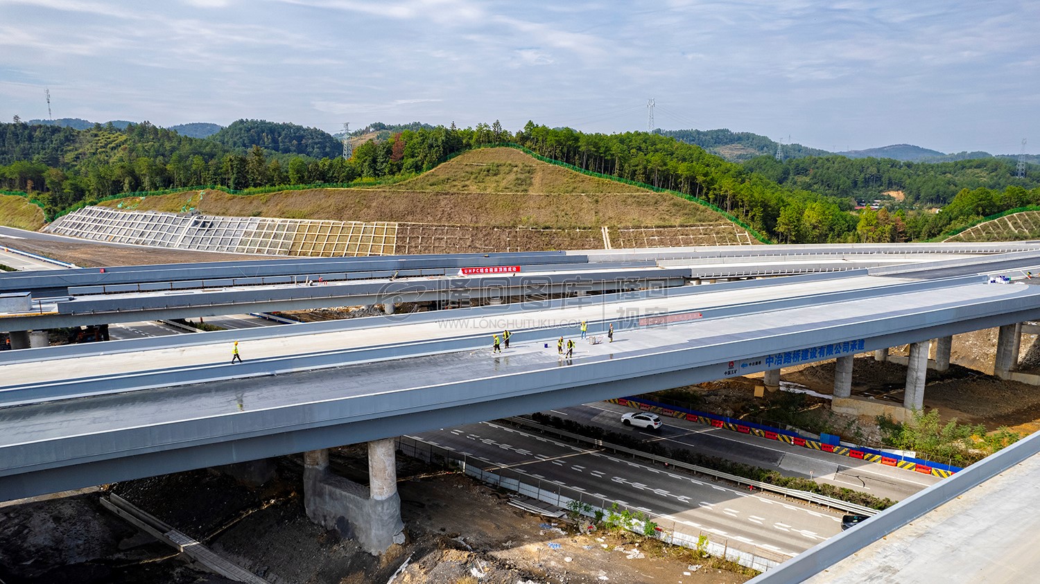 工人在清理桥面