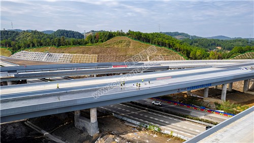 工人在清理桥面