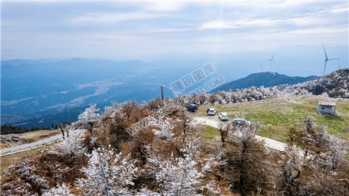 望云山风机旁的雾凇