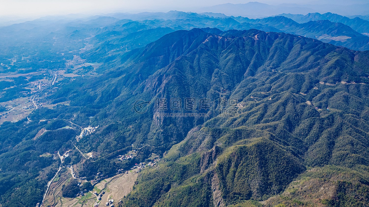 九龙山下的岩口镇
