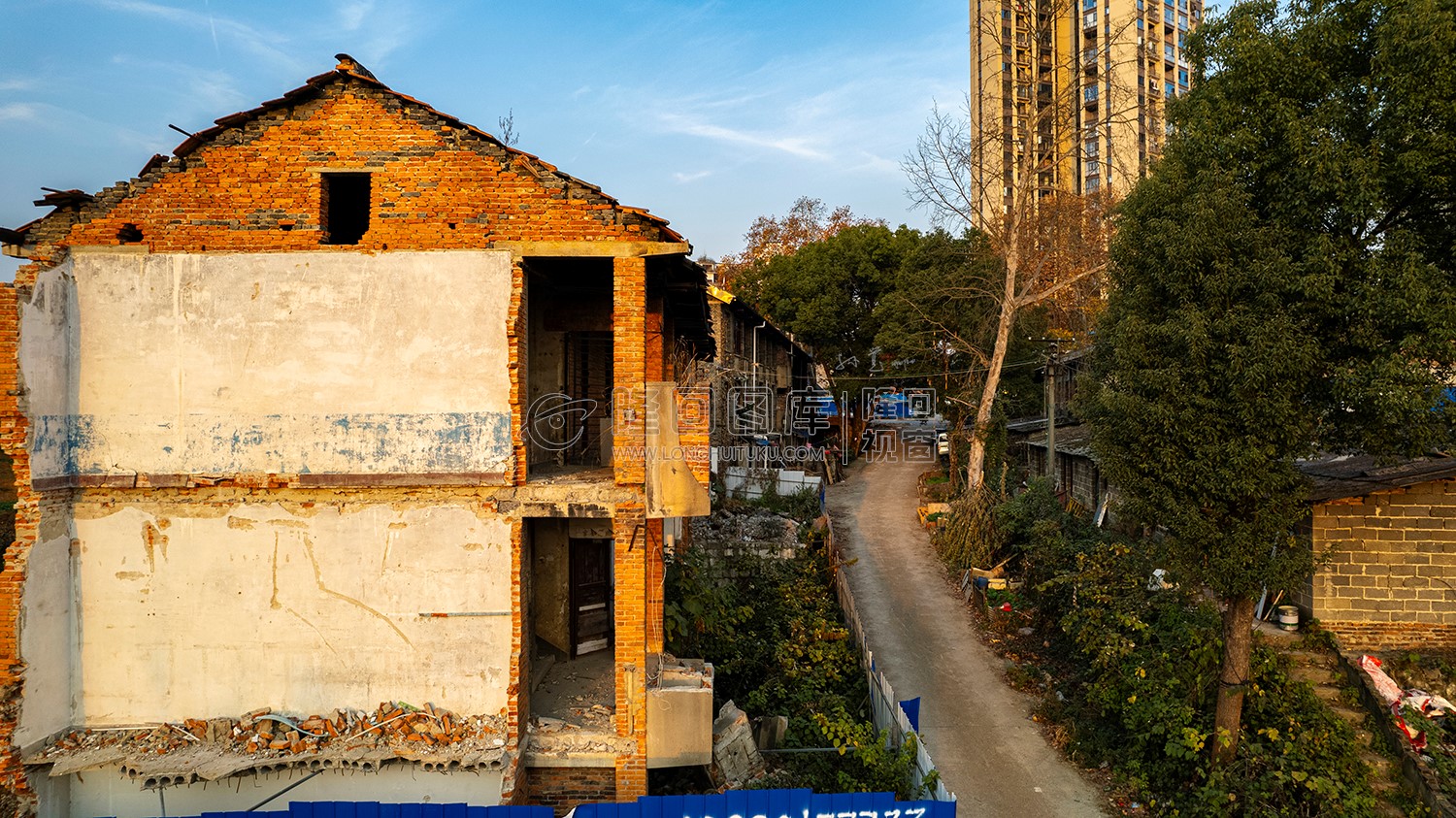 这栋房子拆了一半