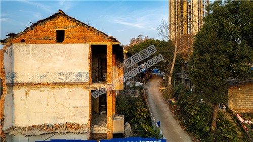 这栋房子拆了一半