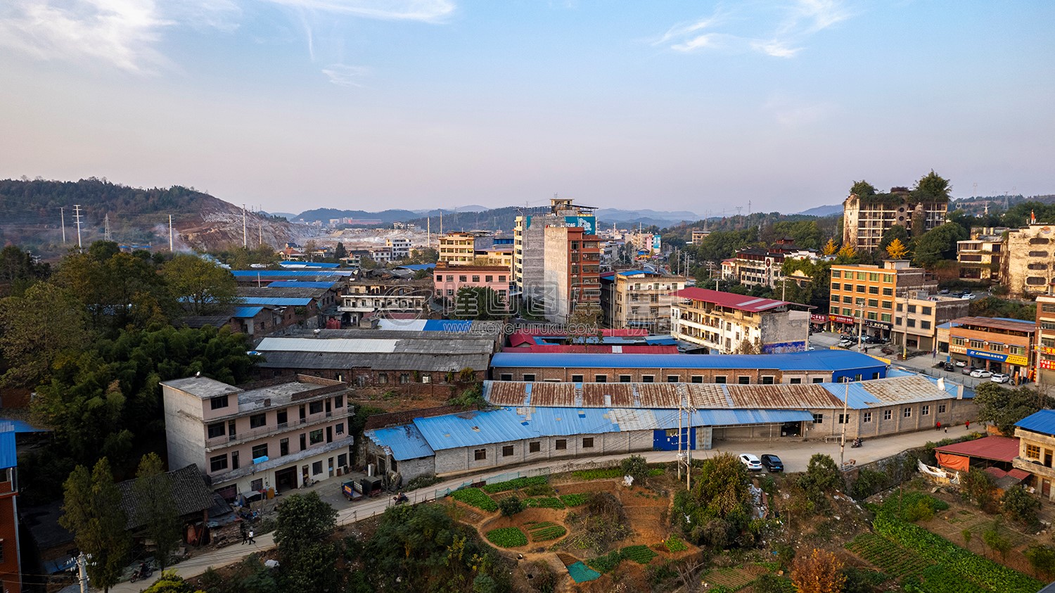 蓝皮盖住的老房子