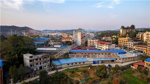 蓝皮盖住的老房子