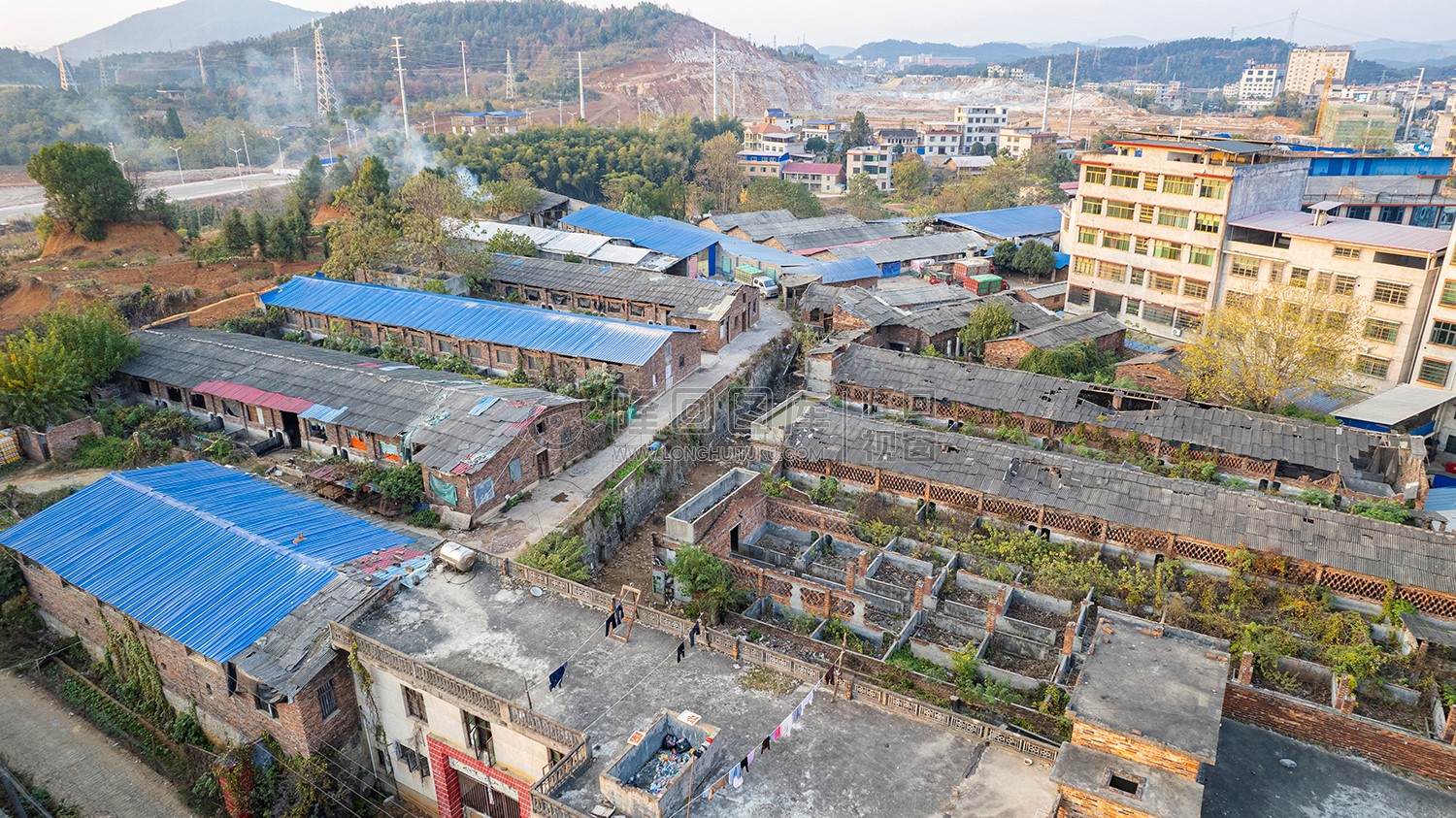 很多老房子倒塌了