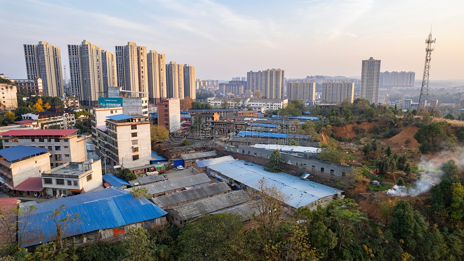 老房子远处的高楼大厦