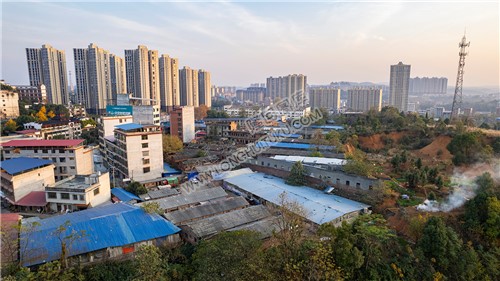 老房子远处的高楼大厦